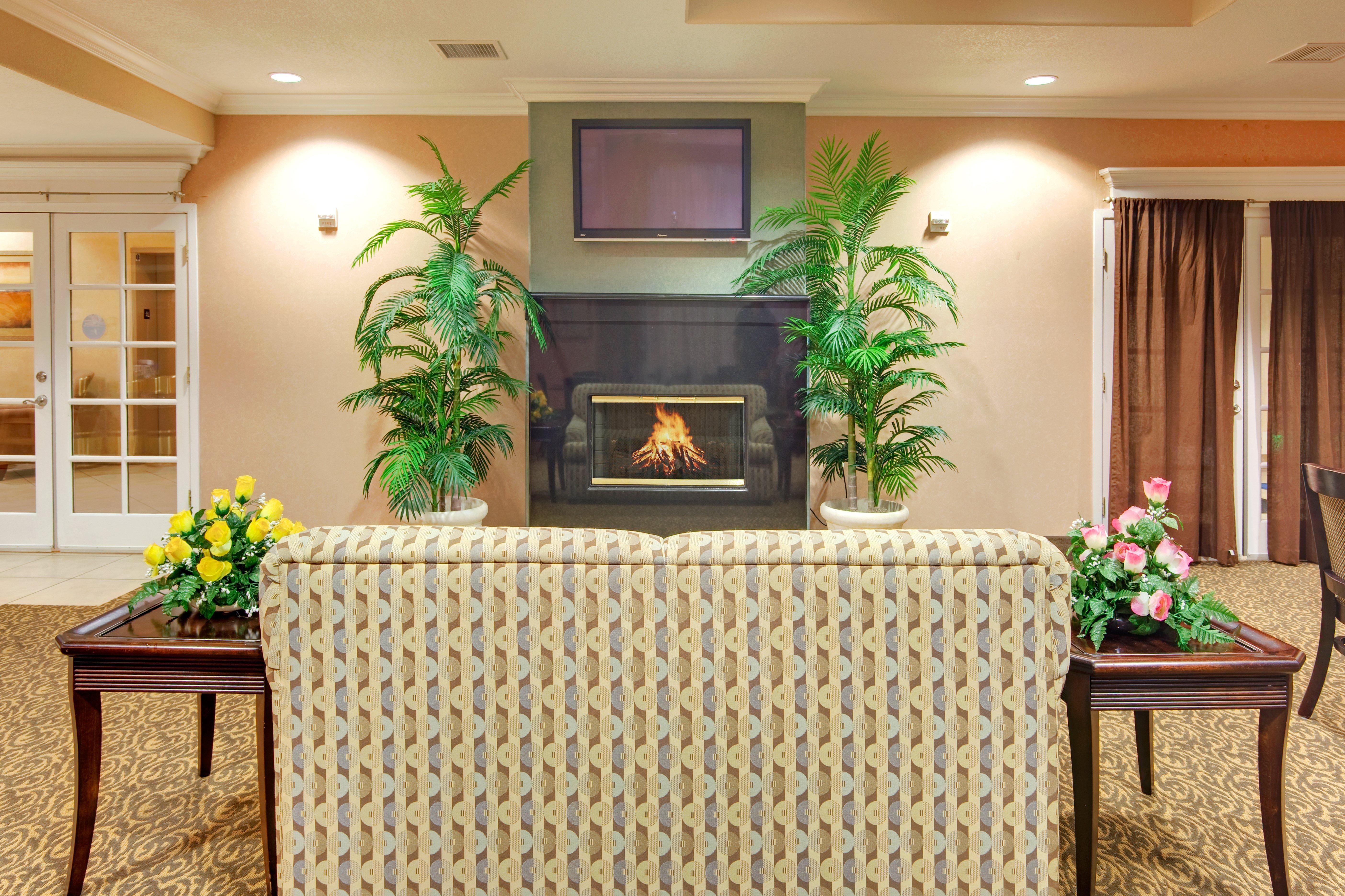 Holiday Inn Express Delano Highway 99 By Ihg Exterior photo