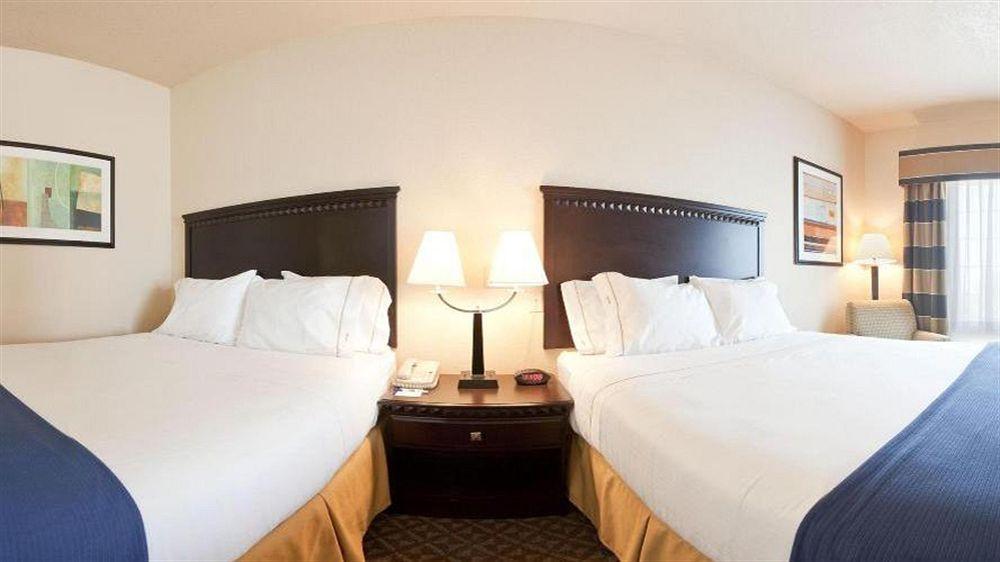 Holiday Inn Express Delano Highway 99 By Ihg Exterior photo