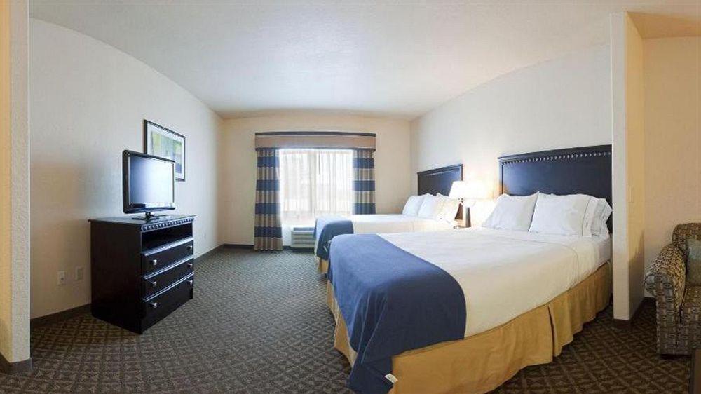Holiday Inn Express Delano Highway 99 By Ihg Exterior photo