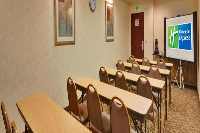 Holiday Inn Express Delano Highway 99 By Ihg Exterior photo