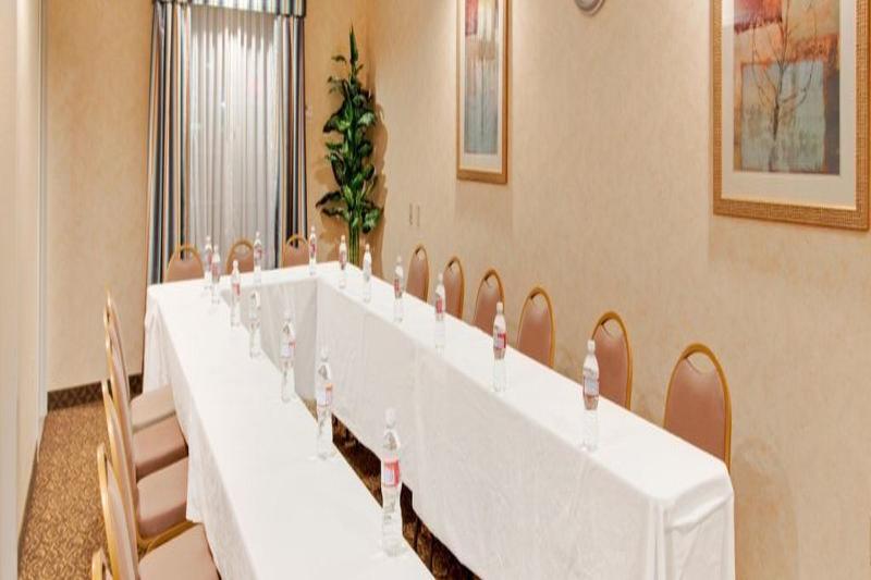 Holiday Inn Express Delano Highway 99 By Ihg Exterior photo
